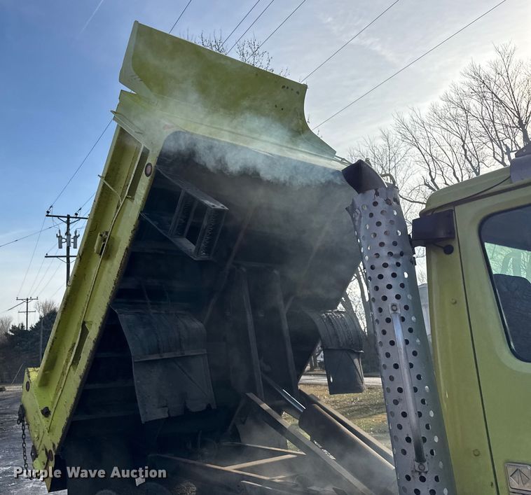 image for item ER0364 1999 International 4900 dump truck
