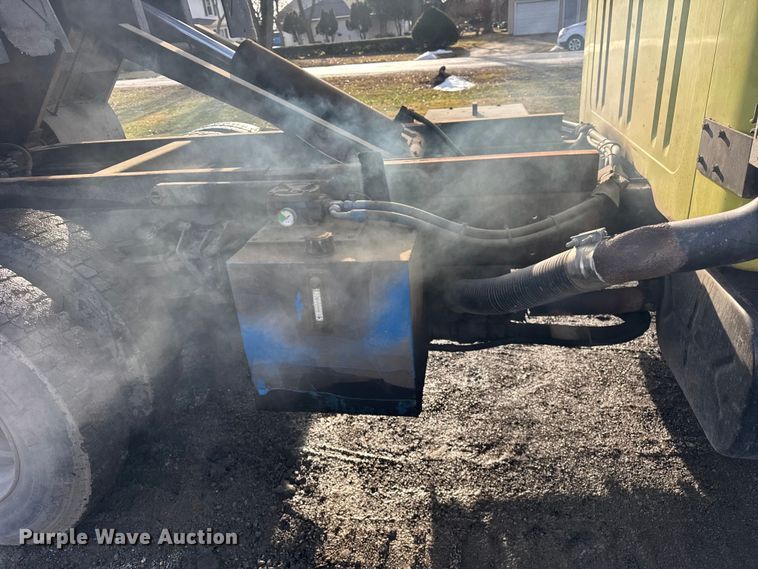 image for item ER0364 1999 International 4900 dump truck