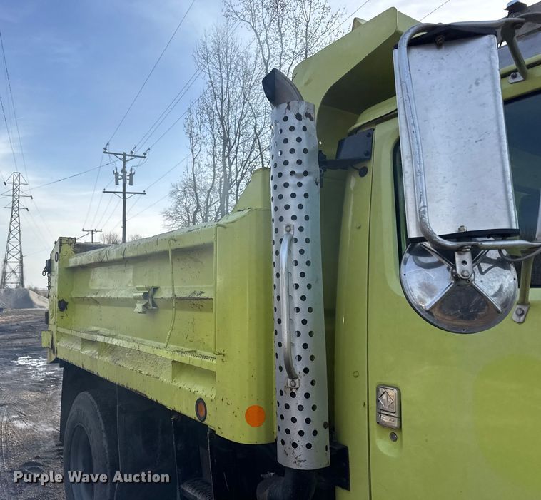 image for item ER0364 1999 International 4900 dump truck