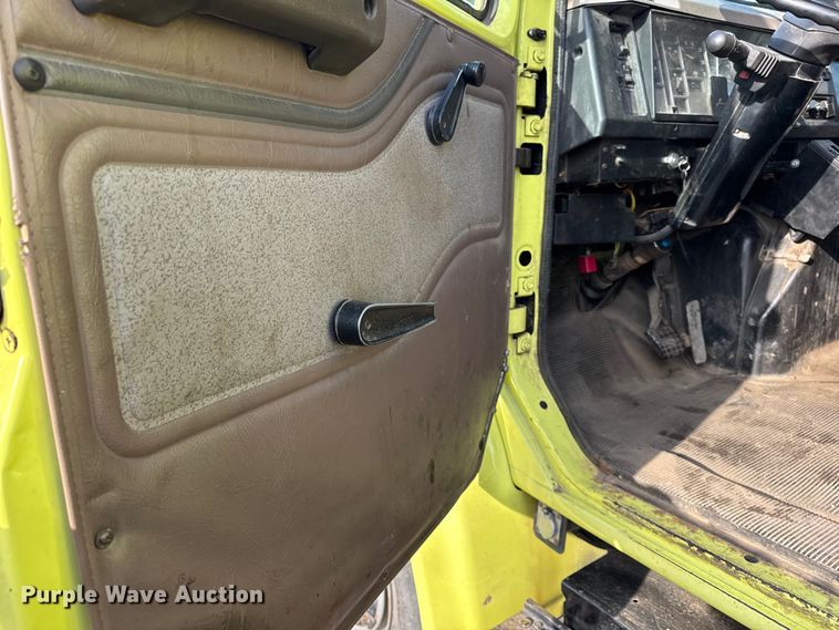 image for item ER0364 1999 International 4900 dump truck