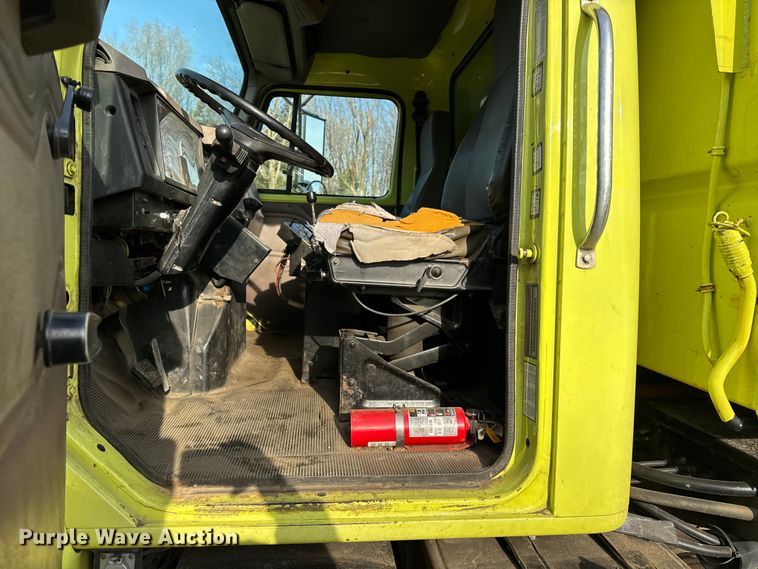 image for item ER0364 1999 International 4900 dump truck