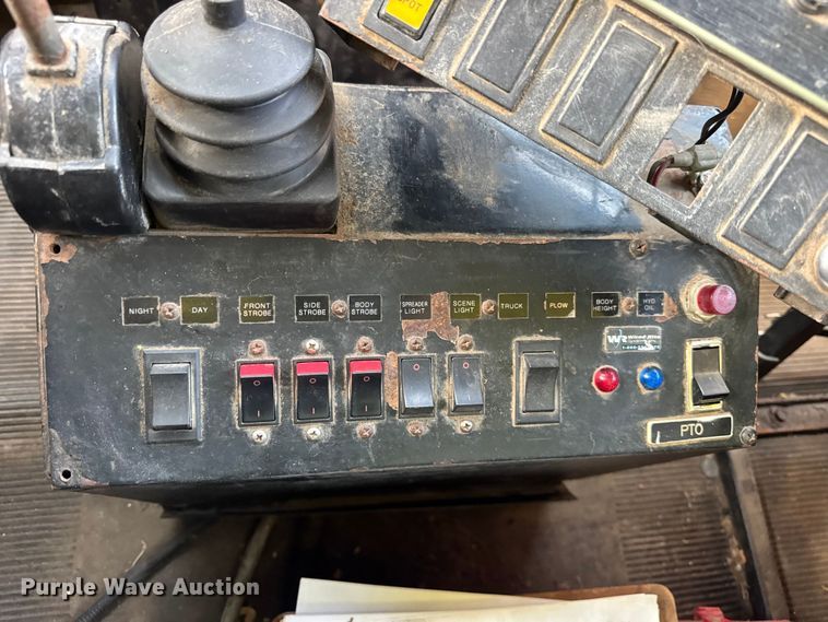 image for item ER0364 1999 International 4900 dump truck