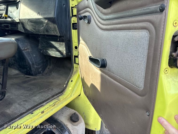 image for item ER0364 1999 International 4900 dump truck