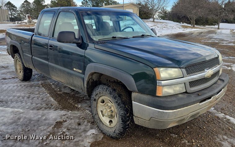image for item ES2633 2004 Chevrolet Silverado 2500 Ext. Cab pickup truck