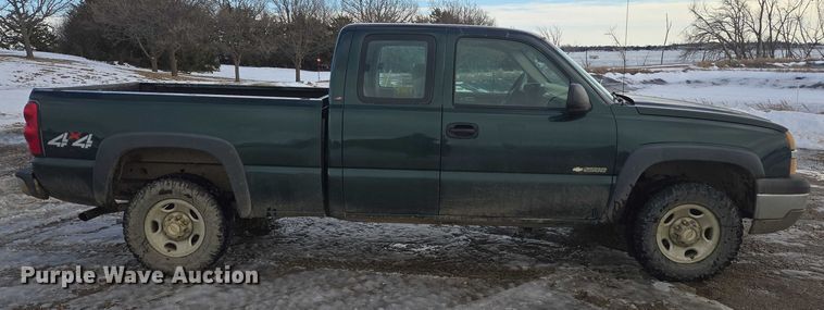 image for item ES2633 2004 Chevrolet Silverado 2500 Ext. Cab pickup truck