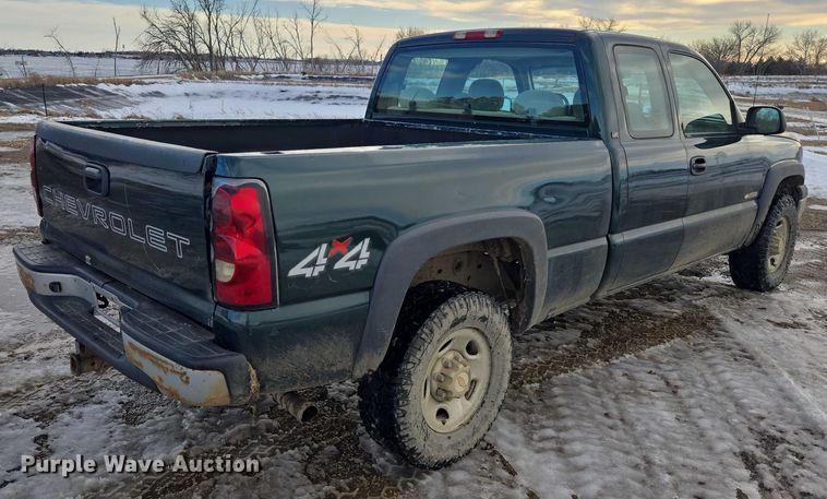 image for item ES2633 2004 Chevrolet Silverado 2500 Ext. Cab pickup truck