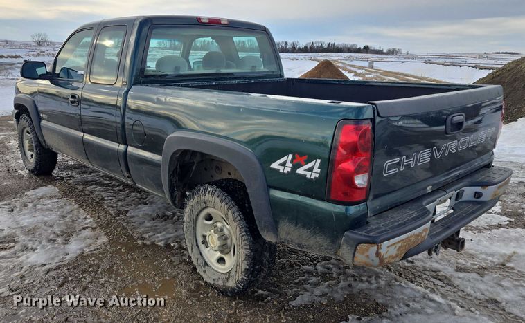 image for item ES2633 2004 Chevrolet Silverado 2500 Ext. Cab pickup truck