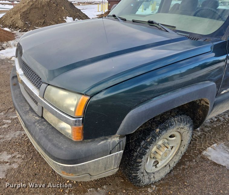 image for item ES2633 2004 Chevrolet Silverado 2500 Ext. Cab pickup truck