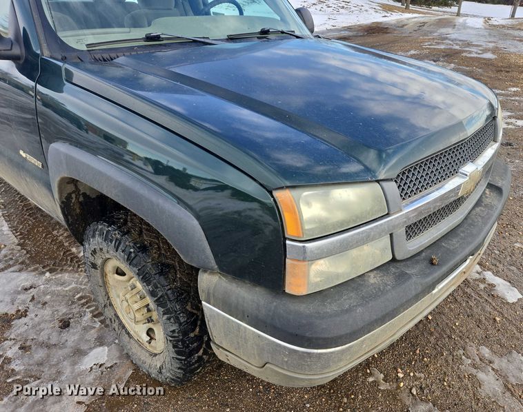 image for item ES2633 2004 Chevrolet Silverado 2500 Ext. Cab pickup truck