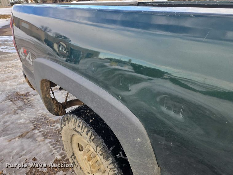 image for item ES2633 2004 Chevrolet Silverado 2500 Ext. Cab pickup truck