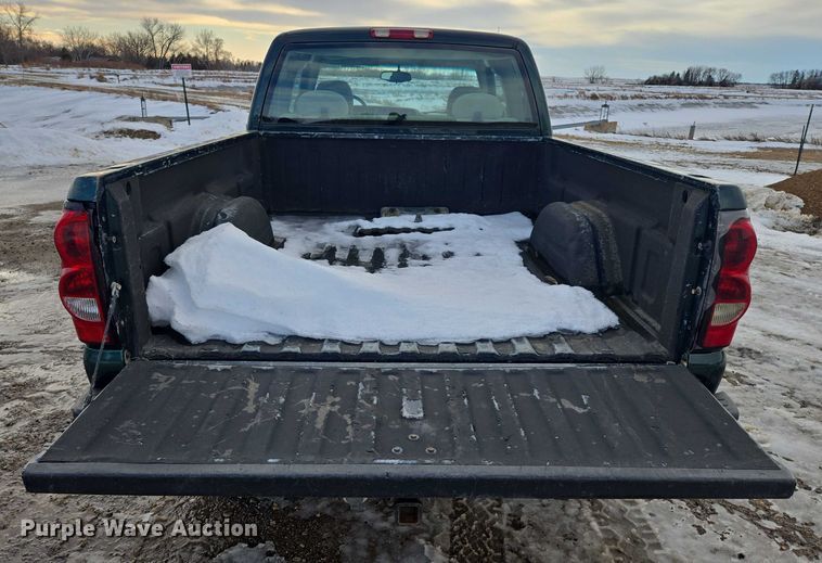 image for item ES2633 2004 Chevrolet Silverado 2500 Ext. Cab pickup truck