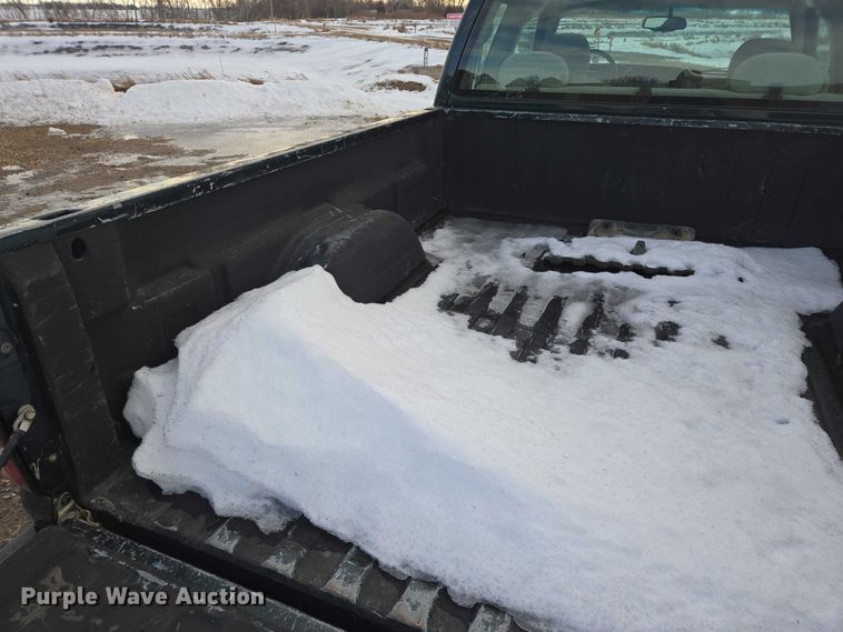 image for item ES2633 2004 Chevrolet Silverado 2500 Ext. Cab pickup truck