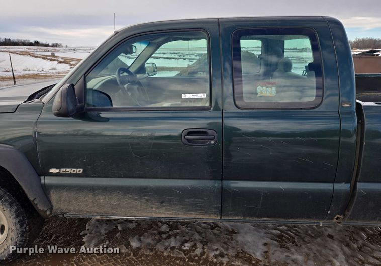 image for item ES2633 2004 Chevrolet Silverado 2500 Ext. Cab pickup truck