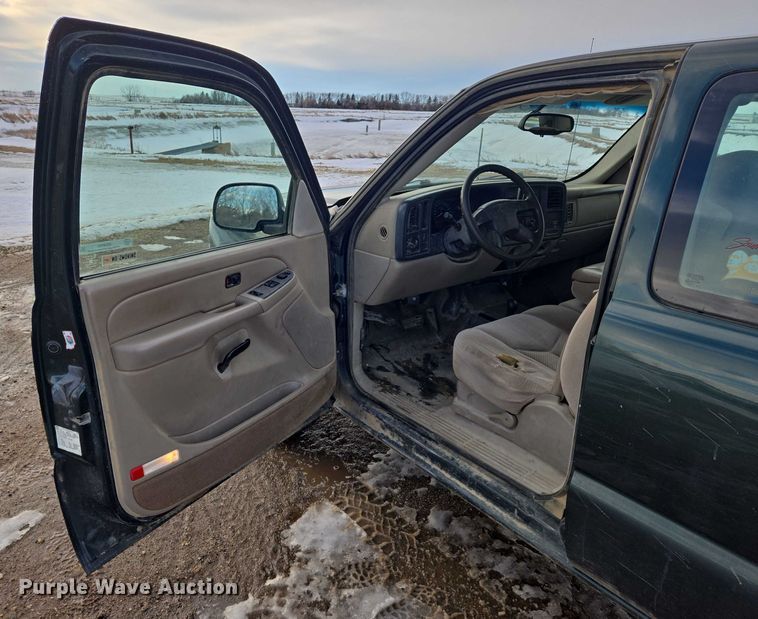 image for item ES2633 2004 Chevrolet Silverado 2500 Ext. Cab pickup truck