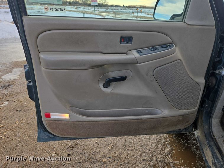 image for item ES2633 2004 Chevrolet Silverado 2500 Ext. Cab pickup truck