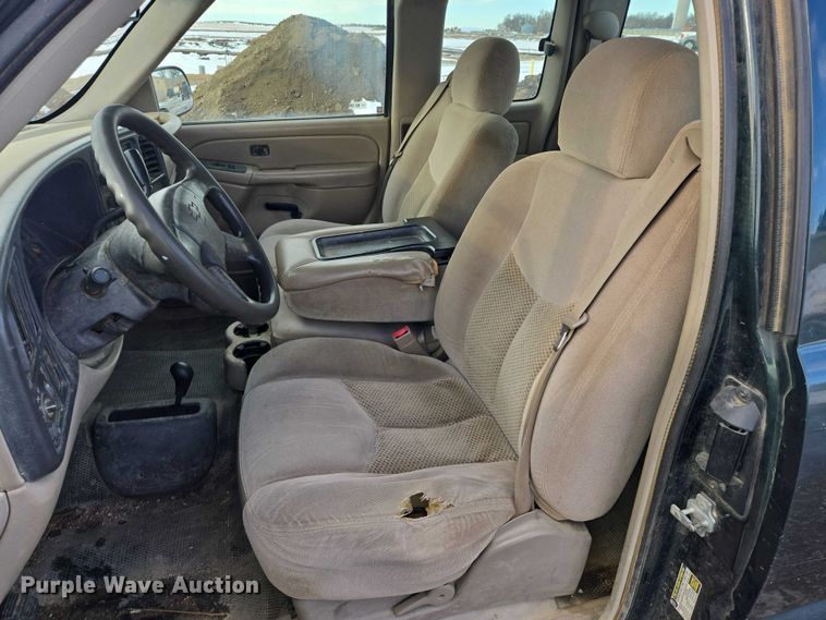 image for item ES2633 2004 Chevrolet Silverado 2500 Ext. Cab pickup truck