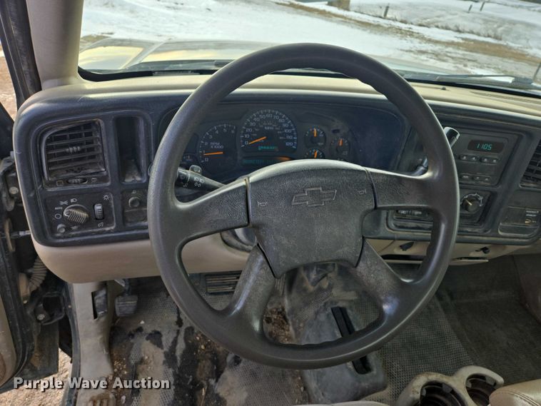 image for item ES2633 2004 Chevrolet Silverado 2500 Ext. Cab pickup truck