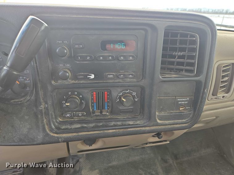 image for item ES2633 2004 Chevrolet Silverado 2500 Ext. Cab pickup truck