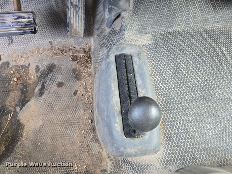 image for item ES2633 2004 Chevrolet Silverado 2500 Ext. Cab pickup truck