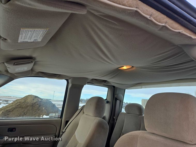 image for item ES2633 2004 Chevrolet Silverado 2500 Ext. Cab pickup truck