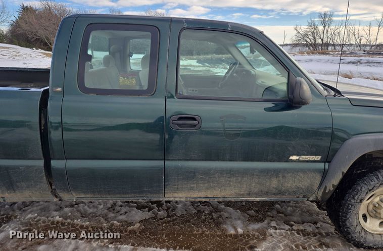 image for item ES2633 2004 Chevrolet Silverado 2500 Ext. Cab pickup truck