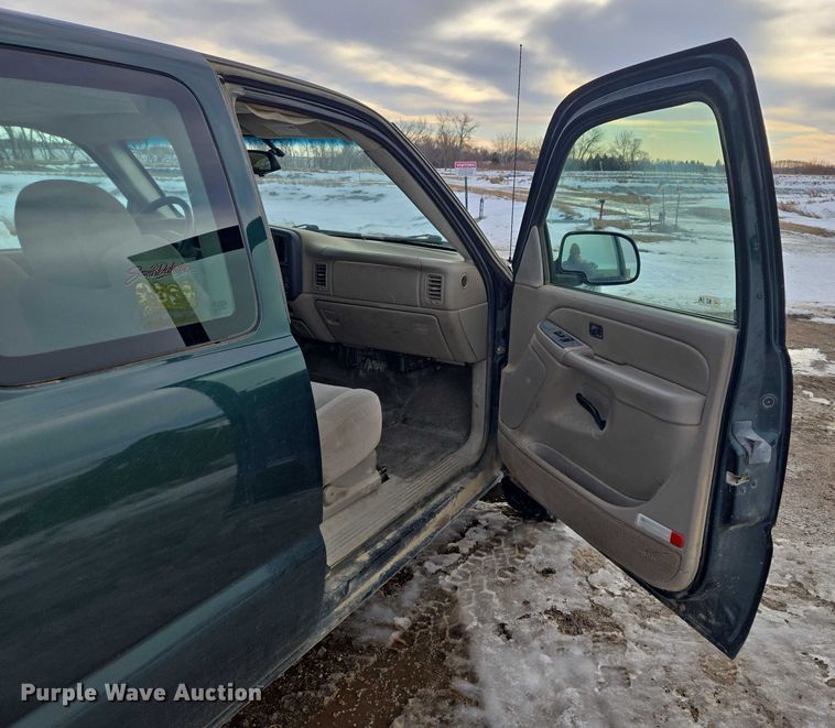 image for item ES2633 2004 Chevrolet Silverado 2500 Ext. Cab pickup truck