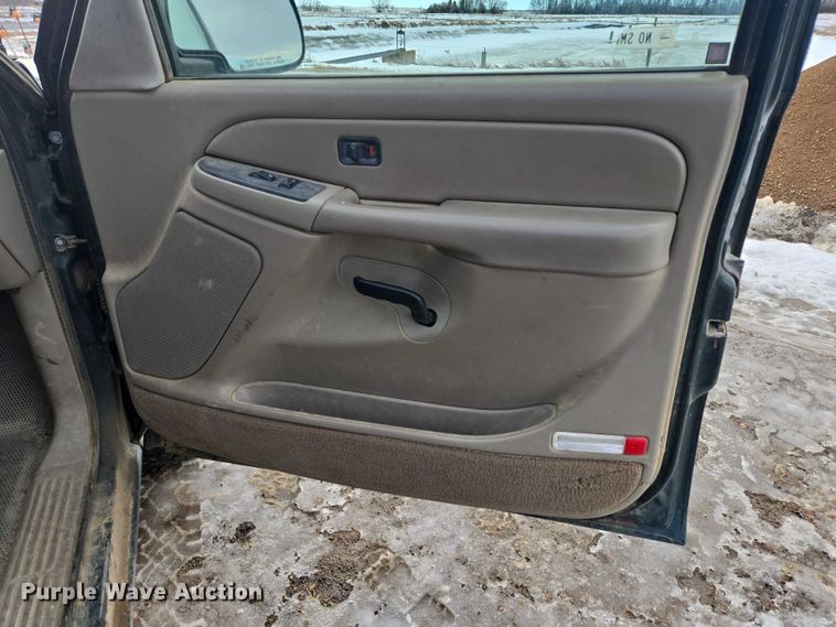 image for item ES2633 2004 Chevrolet Silverado 2500 Ext. Cab pickup truck