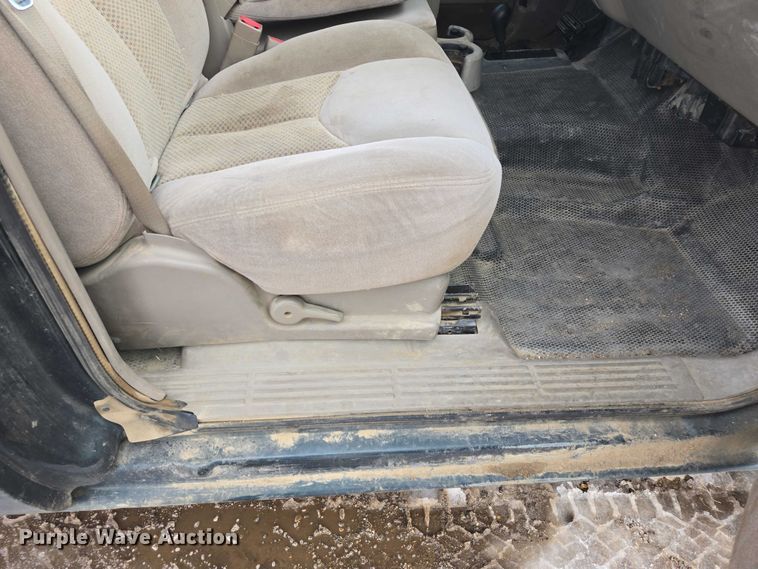 image for item ES2633 2004 Chevrolet Silverado 2500 Ext. Cab pickup truck