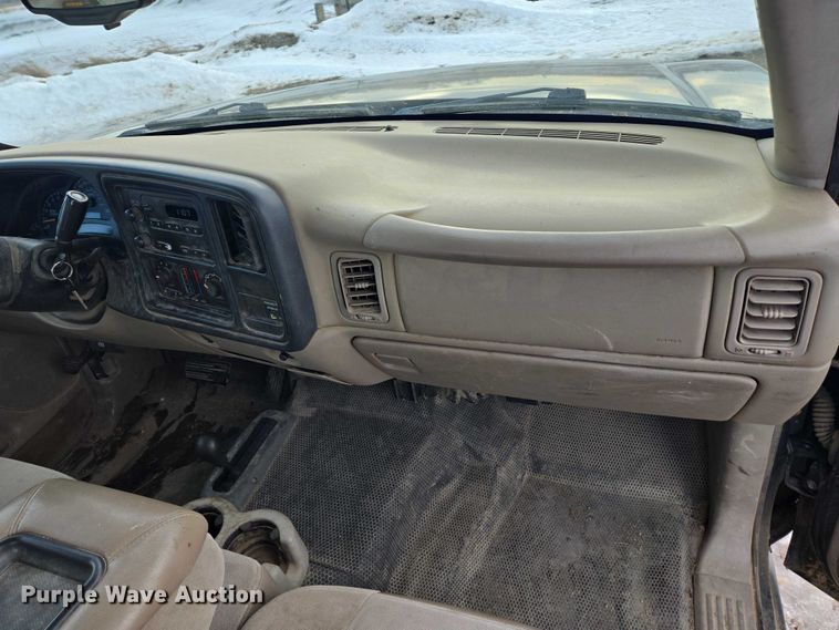 image for item ES2633 2004 Chevrolet Silverado 2500 Ext. Cab pickup truck