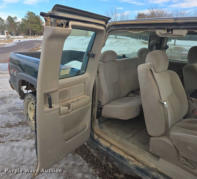 image for item ES2633 2004 Chevrolet Silverado 2500 Ext. Cab pickup truck