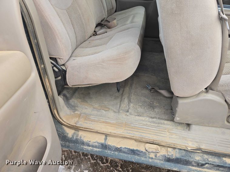 image for item ES2633 2004 Chevrolet Silverado 2500 Ext. Cab pickup truck