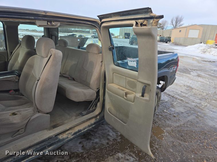 image for item ES2633 2004 Chevrolet Silverado 2500 Ext. Cab pickup truck