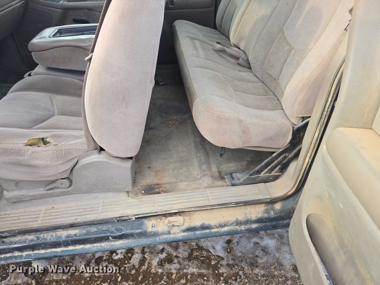 image for item ES2633 2004 Chevrolet Silverado 2500 Ext. Cab pickup truck