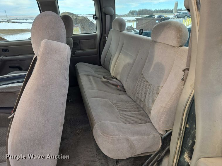 image for item ES2633 2004 Chevrolet Silverado 2500 Ext. Cab pickup truck