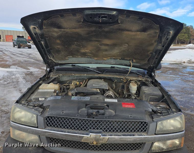 image for item ES2633 2004 Chevrolet Silverado 2500 Ext. Cab pickup truck