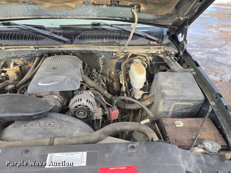 image for item ES2633 2004 Chevrolet Silverado 2500 Ext. Cab pickup truck