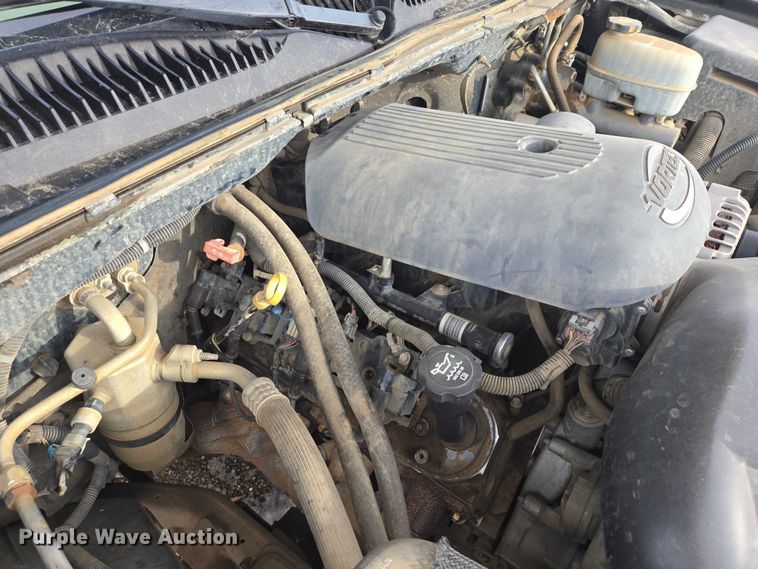 image for item ES2633 2004 Chevrolet Silverado 2500 Ext. Cab pickup truck