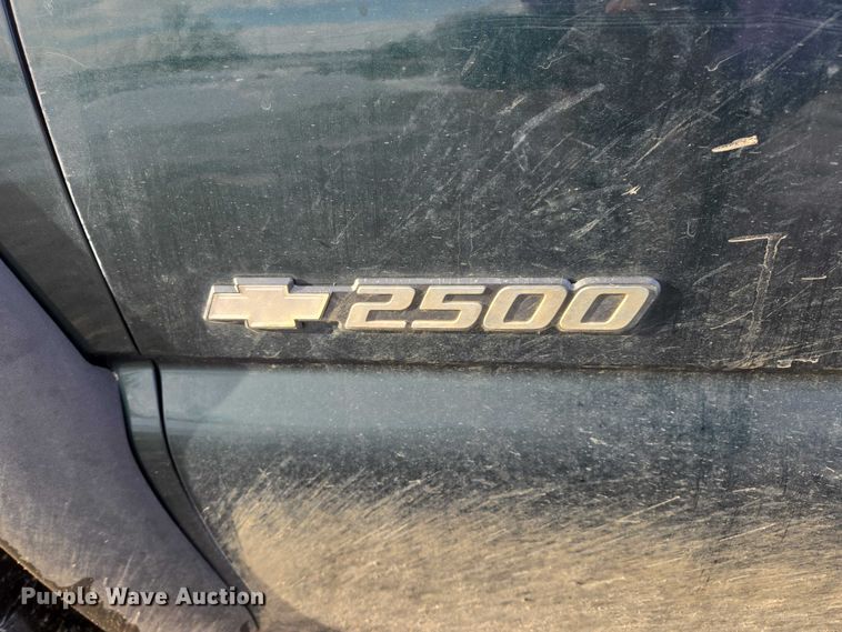 image for item ES2633 2004 Chevrolet Silverado 2500 Ext. Cab pickup truck