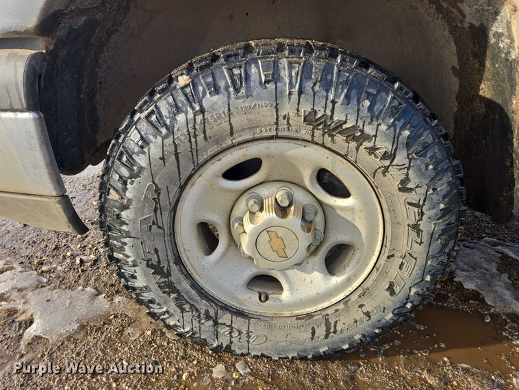 image for item ES2633 2004 Chevrolet Silverado 2500 Ext. Cab pickup truck