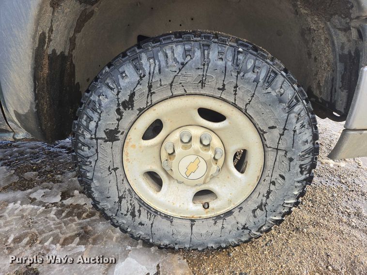 image for item ES2633 2004 Chevrolet Silverado 2500 Ext. Cab pickup truck