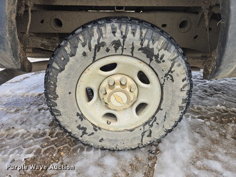 image for item ES2633 2004 Chevrolet Silverado 2500 Ext. Cab pickup truck