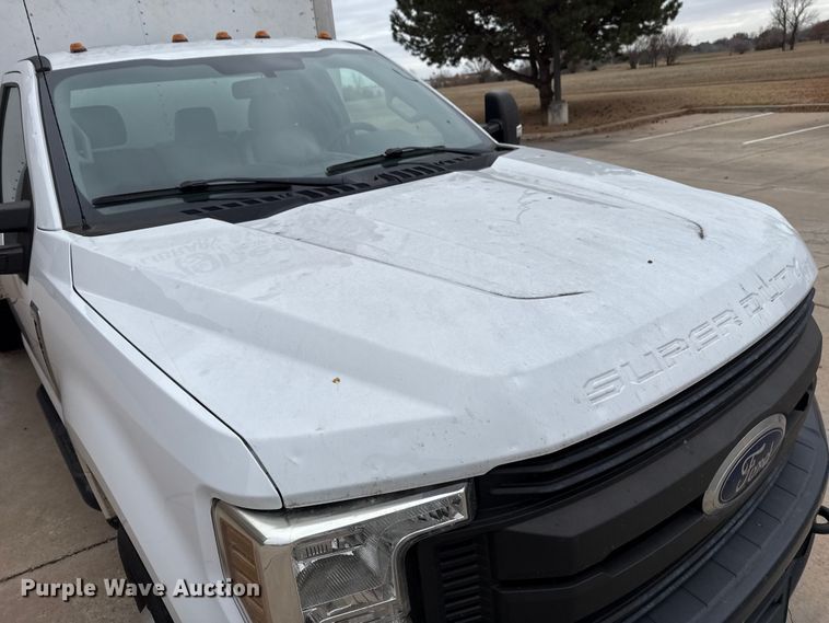 image for item ES5500 2019 Ford F350 Super Duty XL box truck