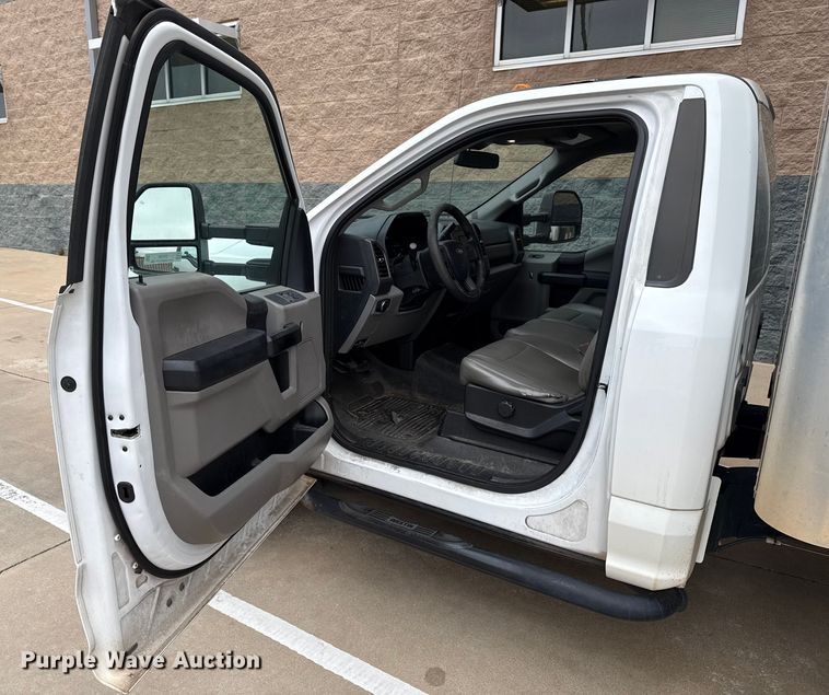image for item ES5500 2019 Ford F350 Super Duty XL box truck