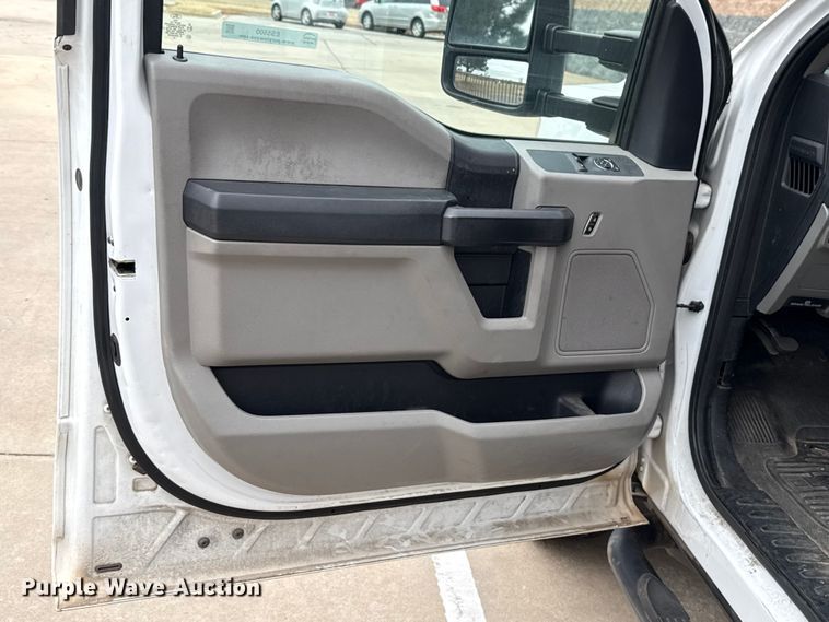 image for item ES5500 2019 Ford F350 Super Duty XL box truck