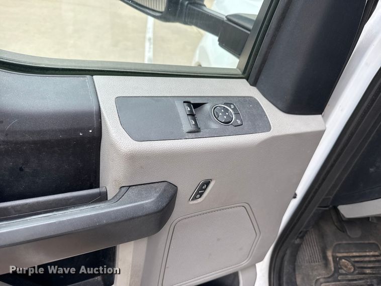 image for item ES5500 2019 Ford F350 Super Duty XL box truck