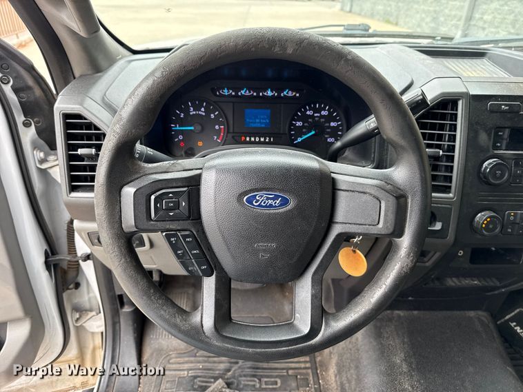 image for item ES5500 2019 Ford F350 Super Duty XL box truck