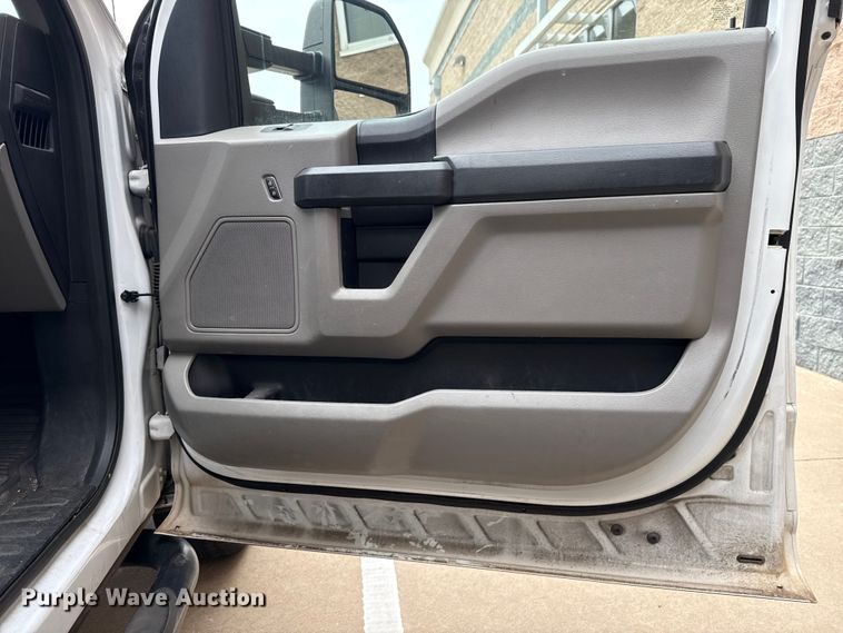 image for item ES5500 2019 Ford F350 Super Duty XL box truck