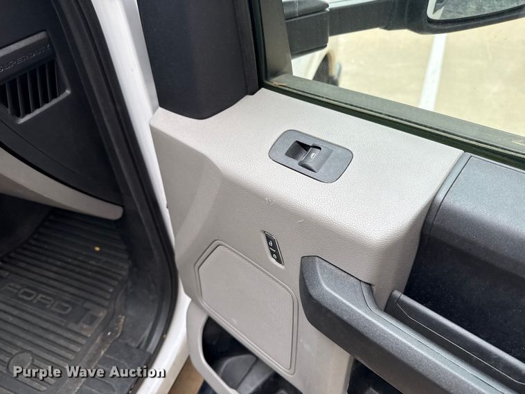 image for item ES5500 2019 Ford F350 Super Duty XL box truck