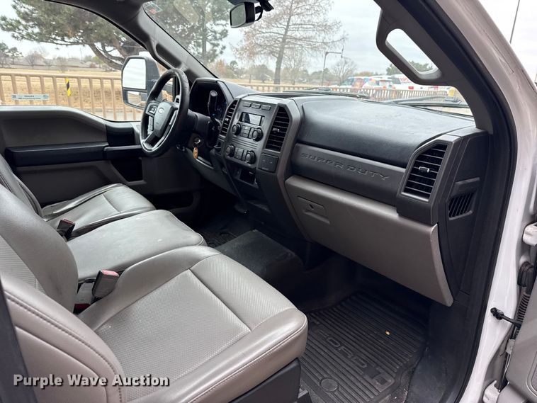 image for item ES5500 2019 Ford F350 Super Duty XL box truck