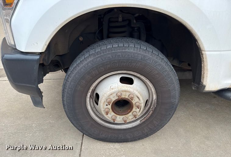 image for item ES5500 2019 Ford F350 Super Duty XL box truck